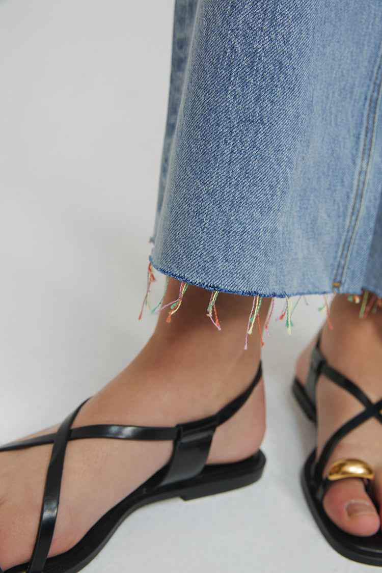 Moon Curve Raw Hem Crop Jeans Model HJ129