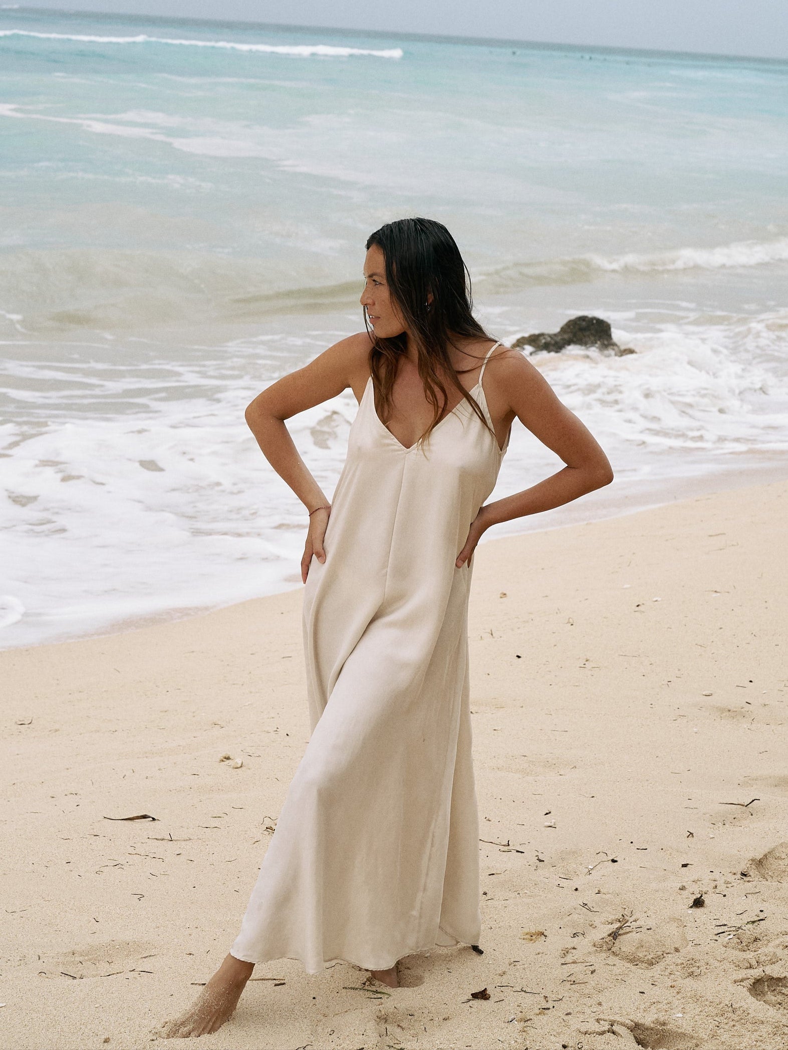 Lucid Flow Sand Maxi Dress – Voluminous Summer Style with Open Back