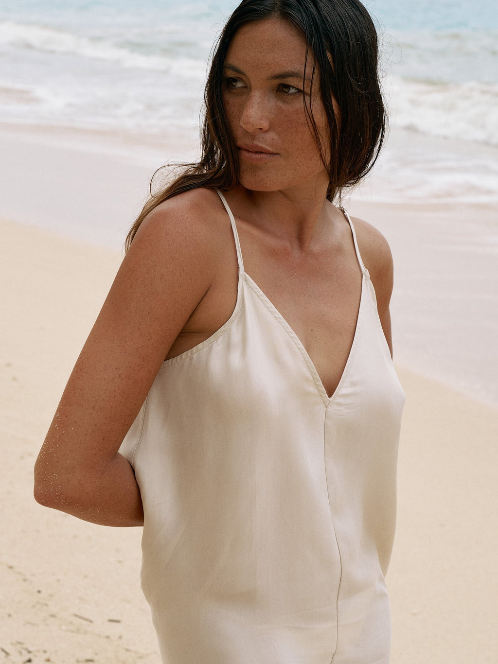 Lucid Flow Sand Maxi Dress – Voluminous Summer Style with Open Back