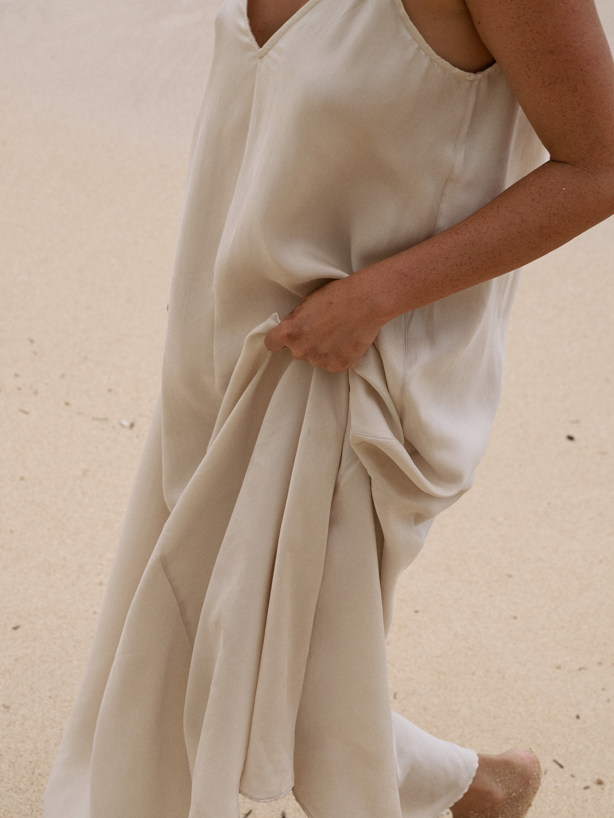 Lucid Flow Sand Maxi Dress – Voluminous Summer Style with Open Back