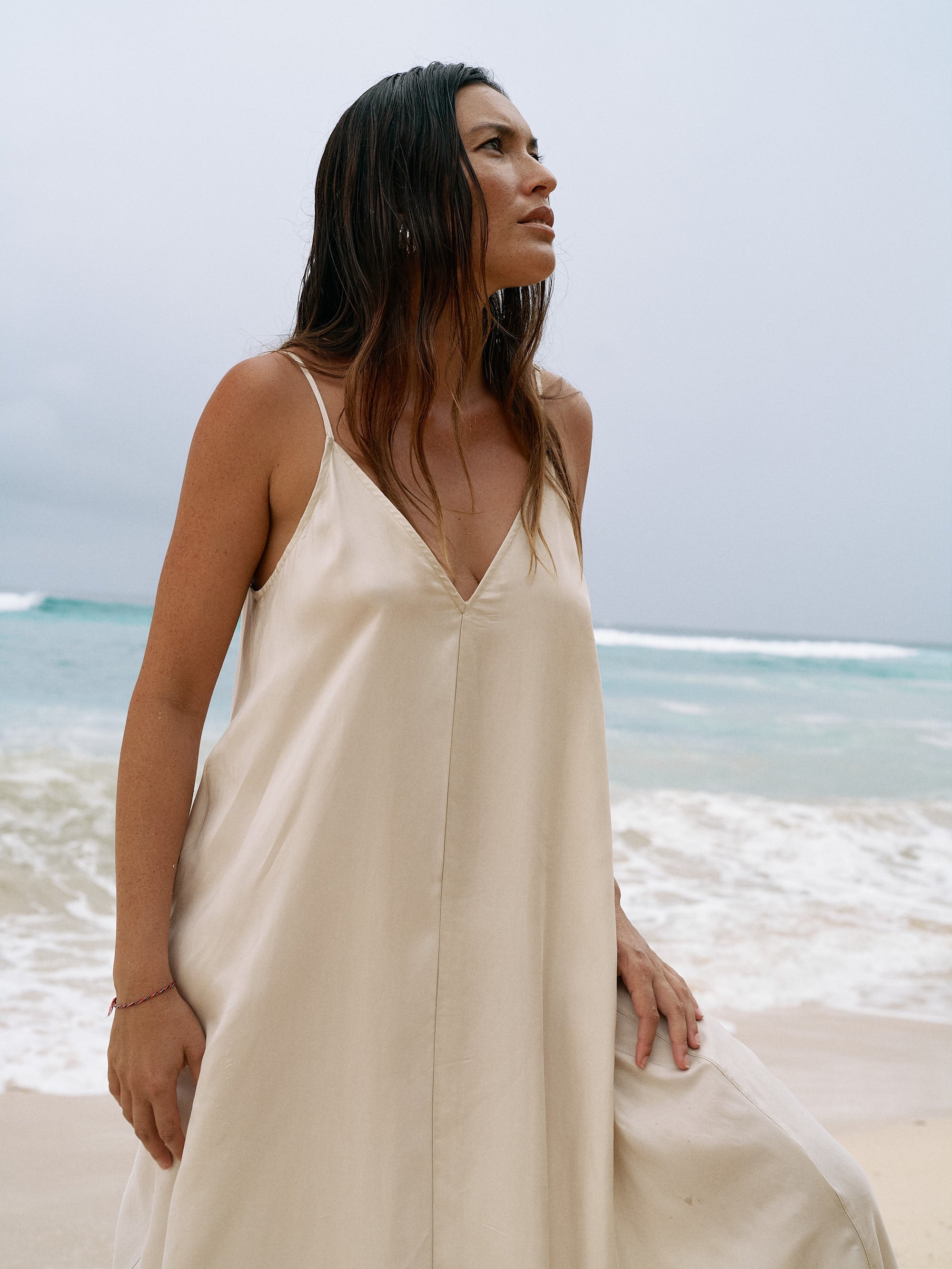 Lucid Flow Sand Maxi Dress – Voluminous Summer Style with Open Back