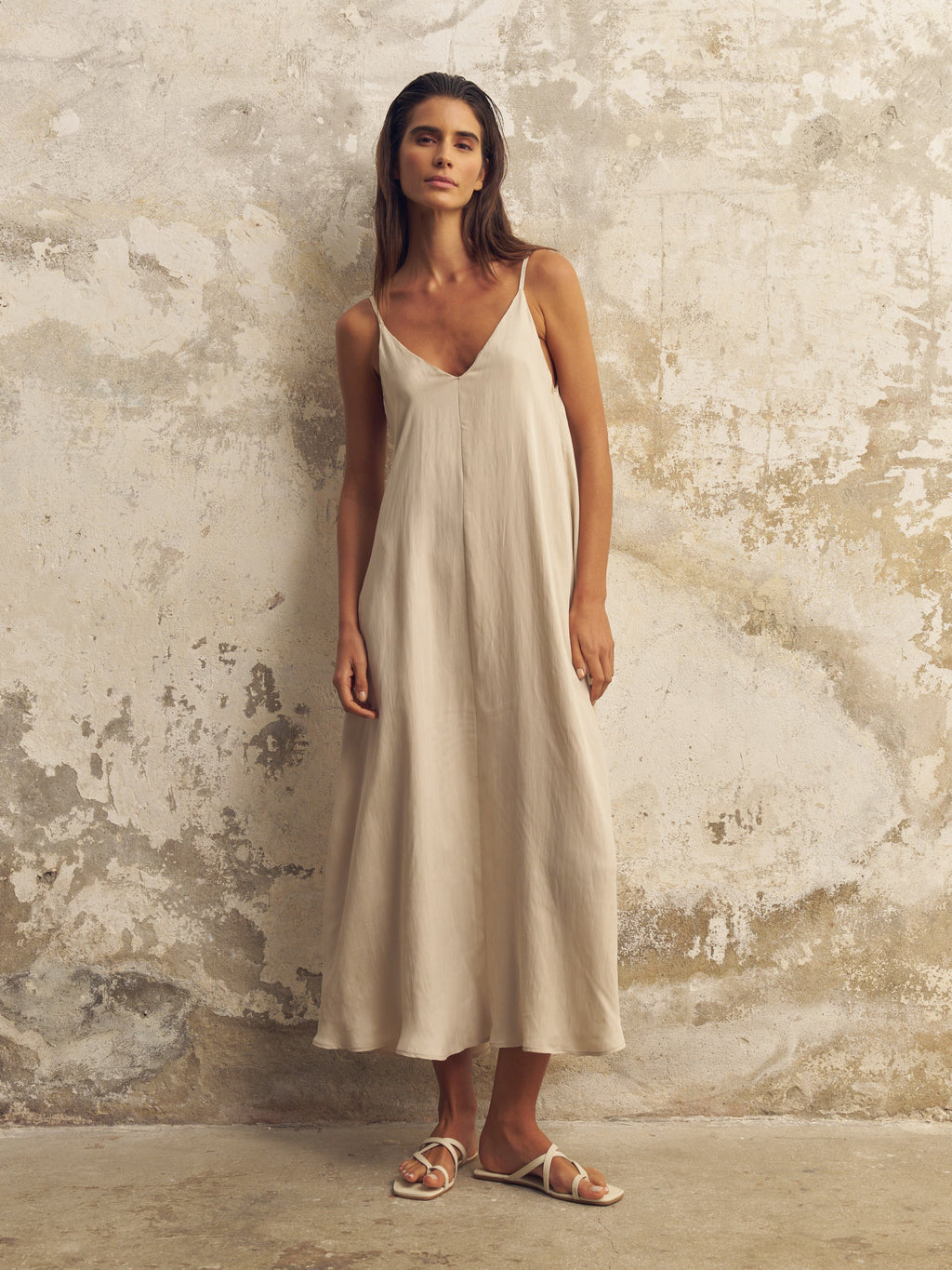 Lucid Flow Sand Maxi Dress – Voluminous Summer Style with Open Back
