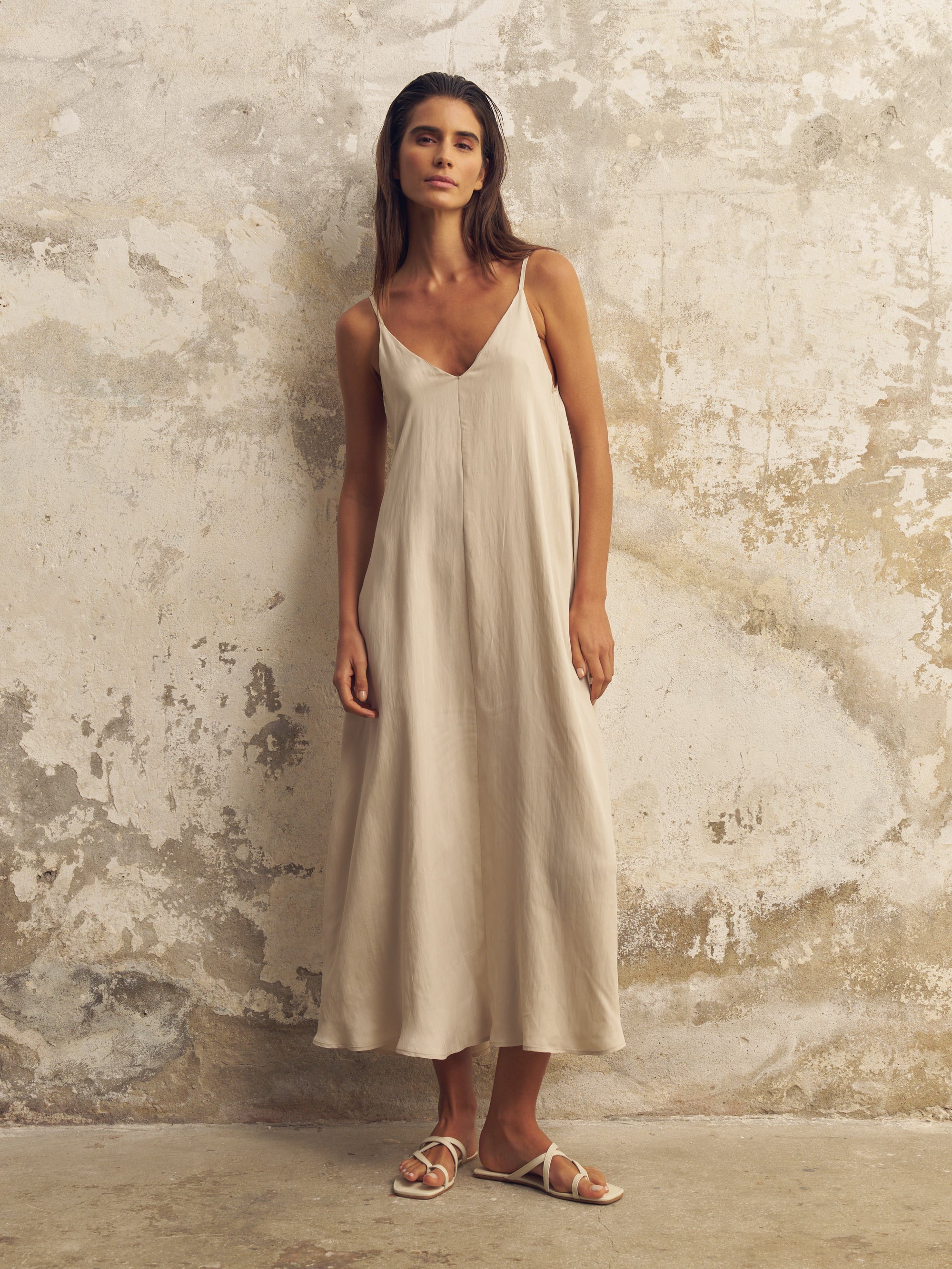 Lucid Flow Sand Maxi Dress – Voluminous Summer Style with Open Back