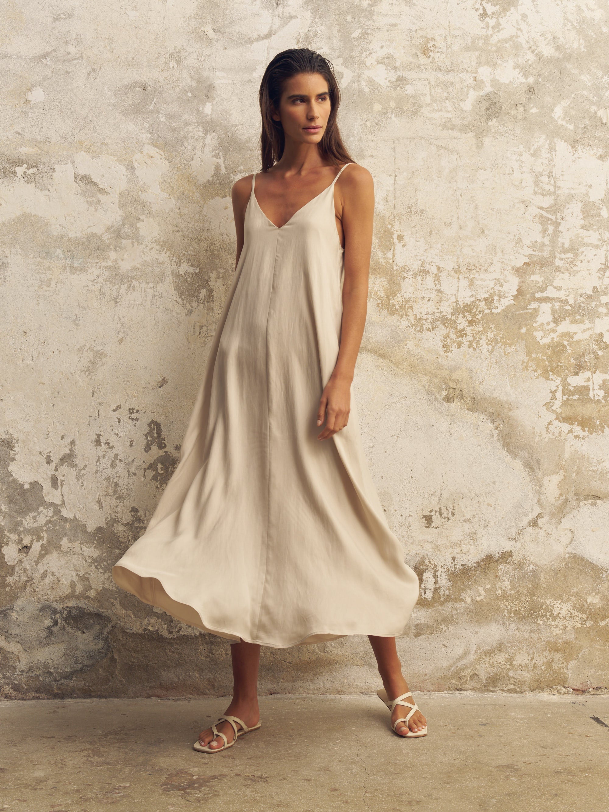 Lucid Flow Sand Maxi Dress – Voluminous Summer Style with Open Back