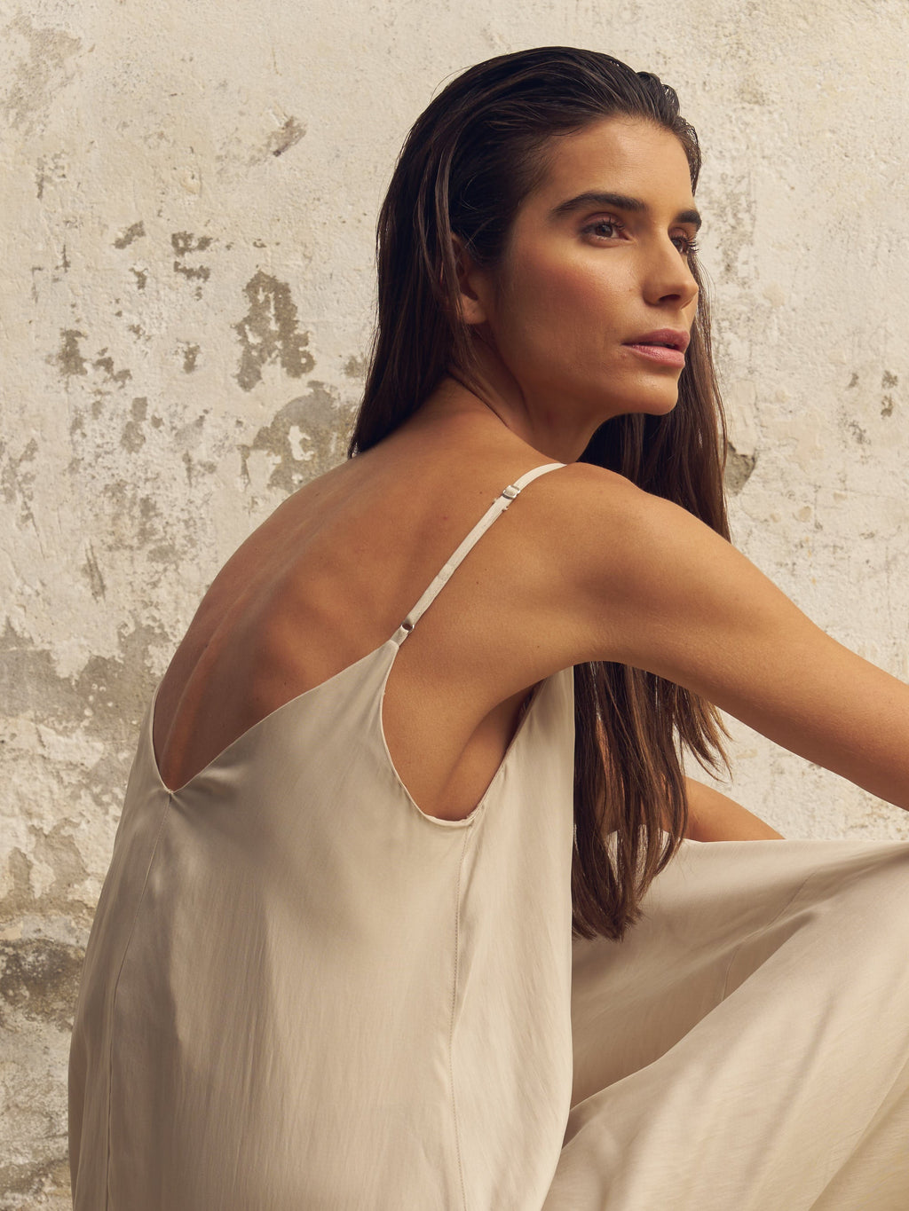 Lucid Flow Sand Maxi Dress – Voluminous Summer Style with Open Back