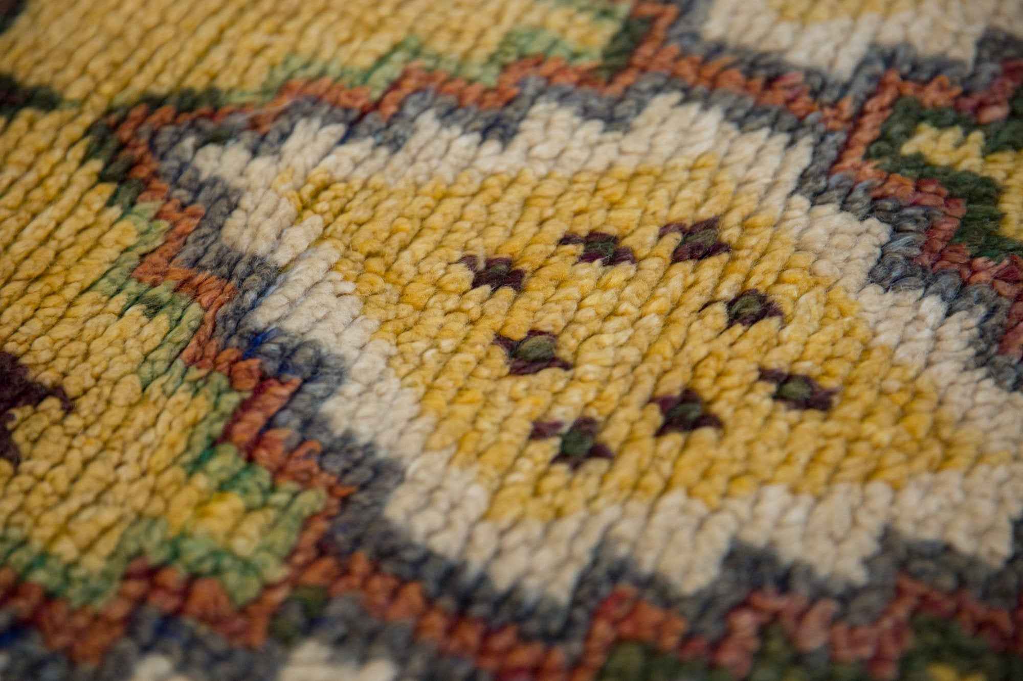 Vintage Moroccan Rug Runner 4 ft 11 in x 10 ft 9 in – Hand-Knotted 1970s Diamond Medallion Design