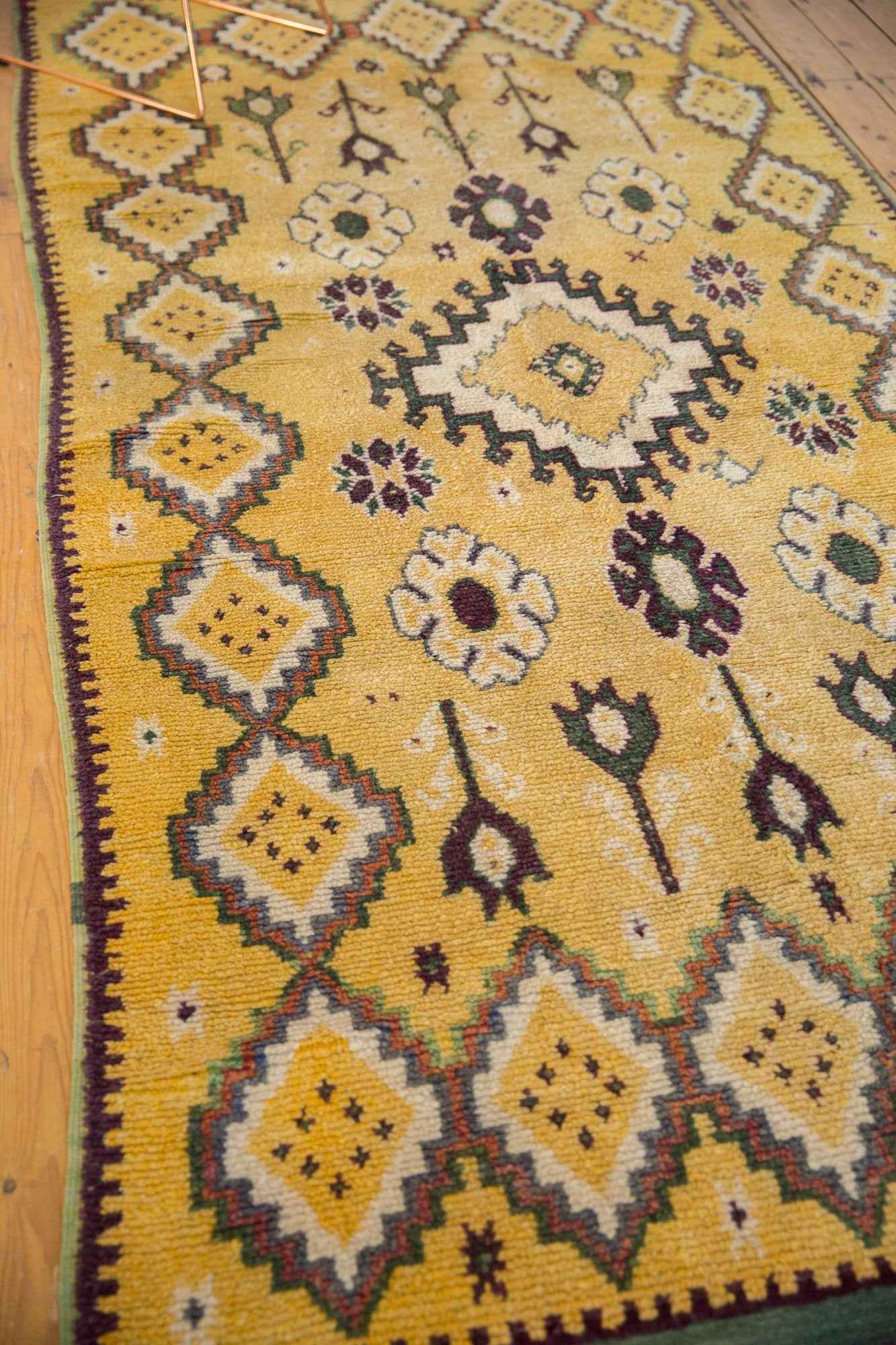 Vintage Moroccan Rug Runner 4 ft 11 in x 10 ft 9 in – Hand-Knotted 1970s Diamond Medallion Design