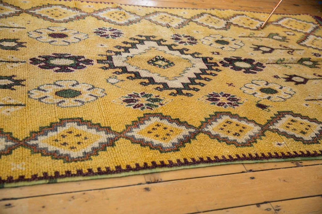 Vintage Moroccan Rug Runner 4 ft 11 in x 10 ft 9 in – Hand-Knotted 1970s Diamond Medallion Design
