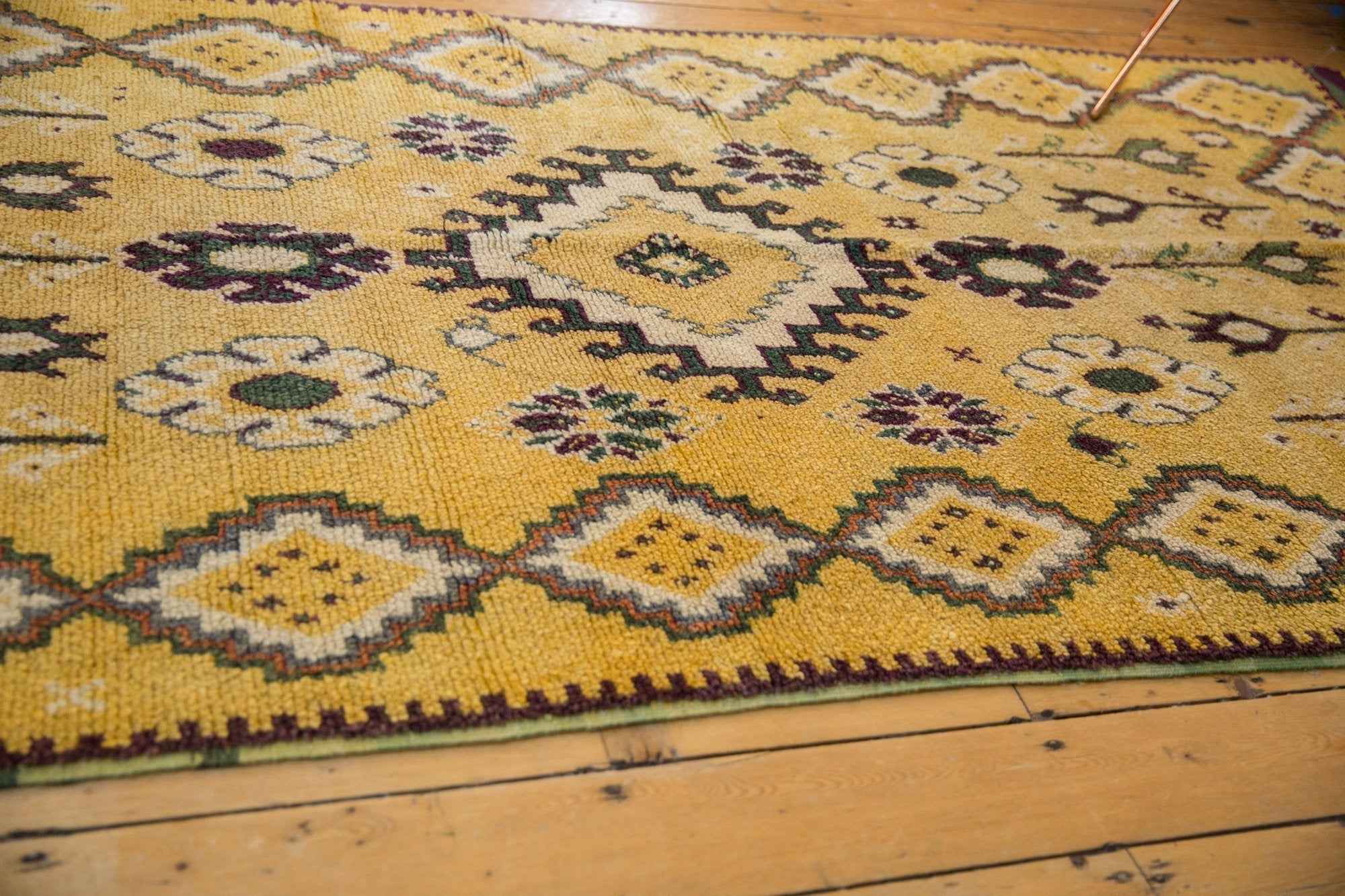 Vintage Moroccan Rug Runner 4 ft 11 in x 10 ft 9 in – Hand-Knotted 1970s Diamond Medallion Design