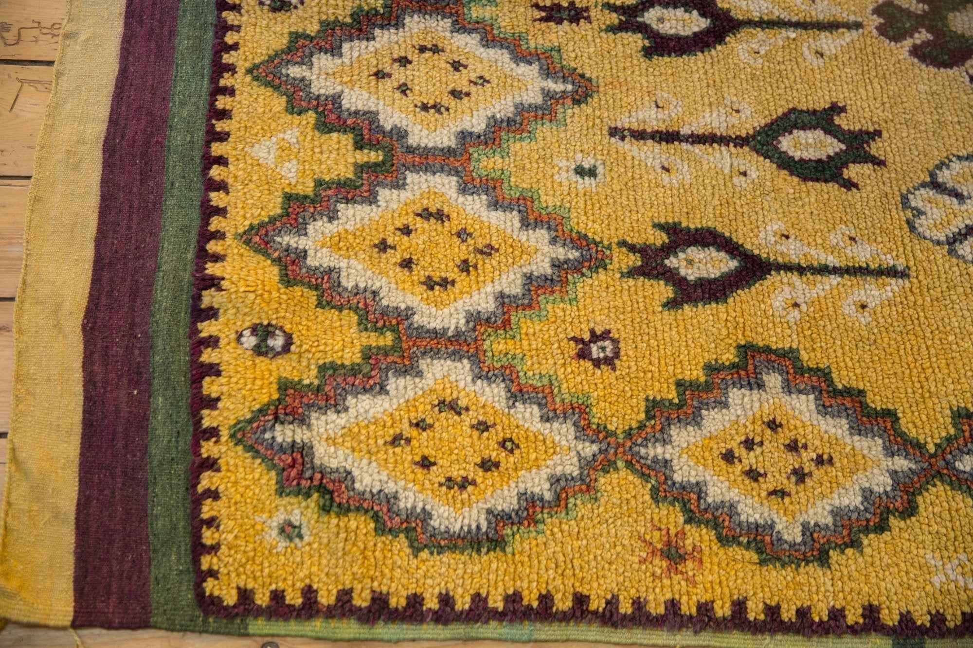 Vintage Moroccan Rug Runner 4 ft 11 in x 10 ft 9 in – Hand-Knotted 1970s Diamond Medallion Design
