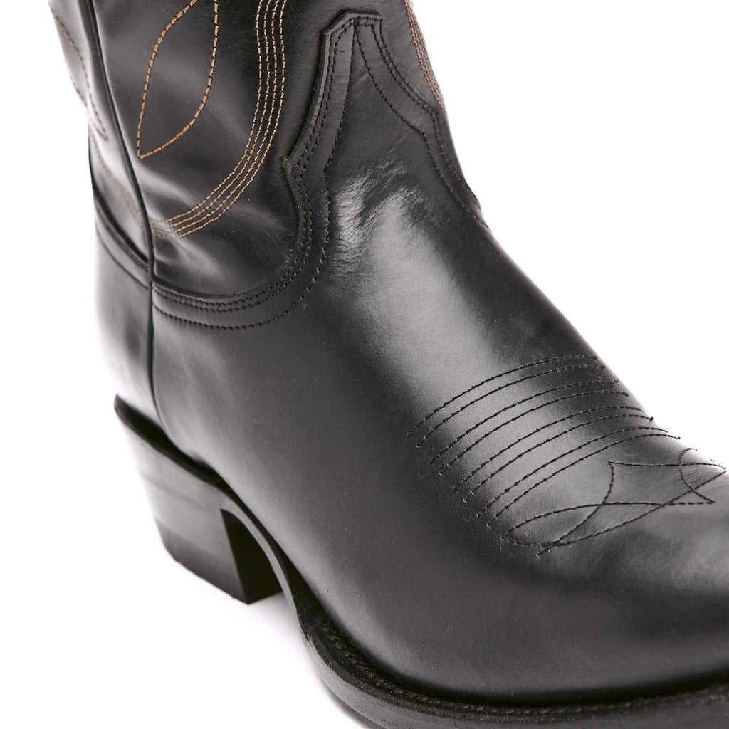 The Comal - Stylish Quarter Inch Snip Toe Boots for Fashion-Conscious Men and Women