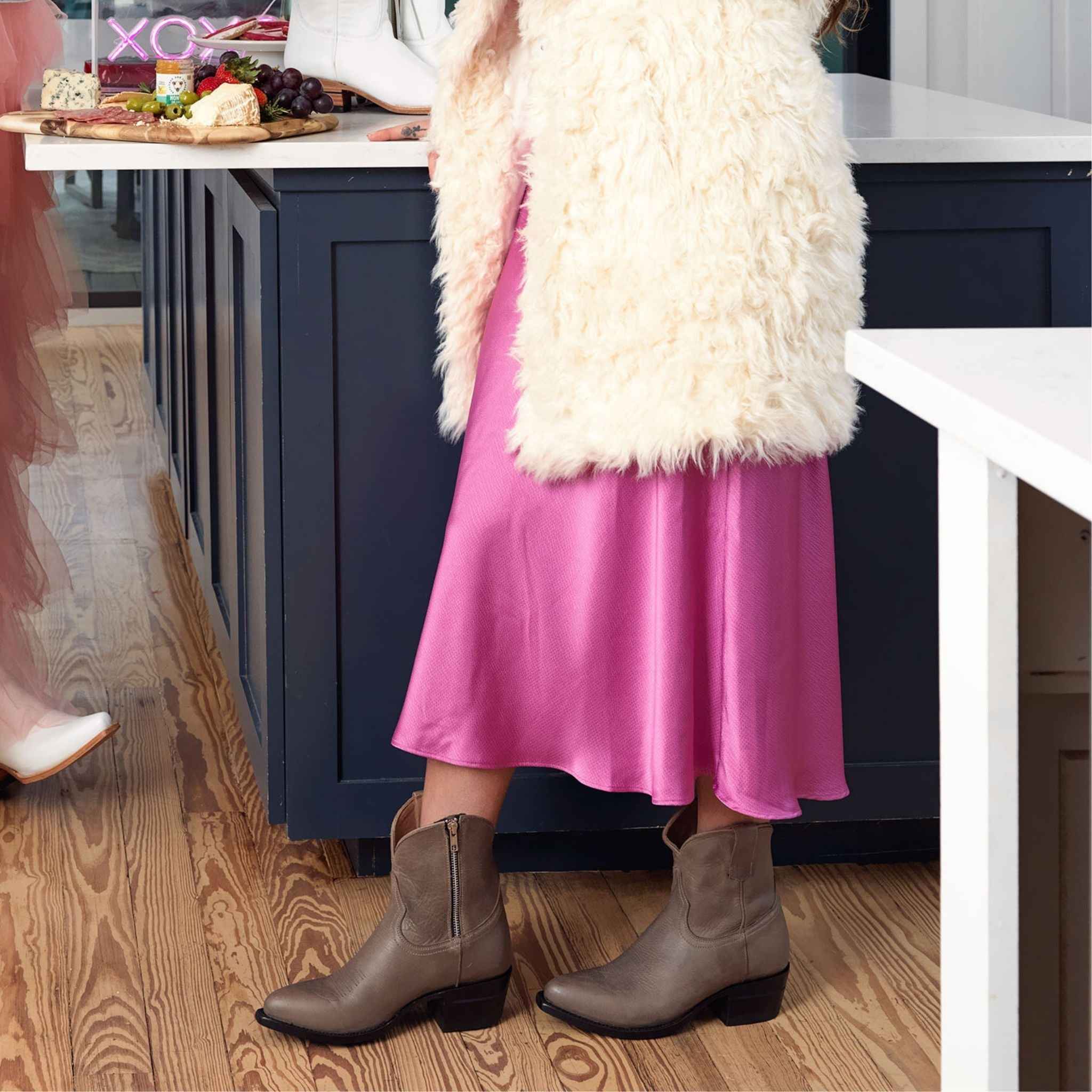 The Rainey Zip-Up Ankle Boot – Stylish and Comfortable Footwear for Day-to-Night Versatility